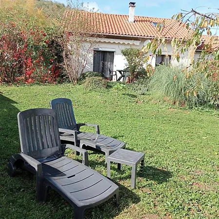 La Du Berger & Son Terrain De Petanque